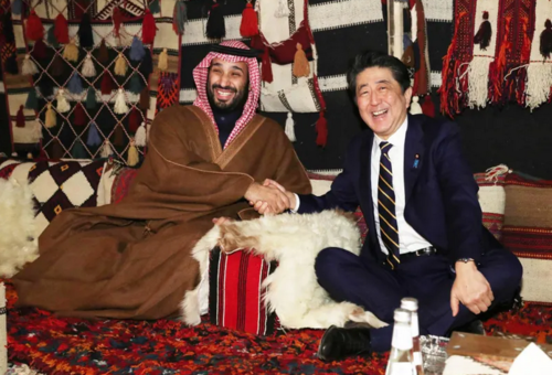 サウジアラビアのムハンマド皇太子と安倍晋三・サウジ.PNG