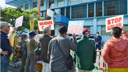 沖縄県警名護署前で抗議する人達.PNG